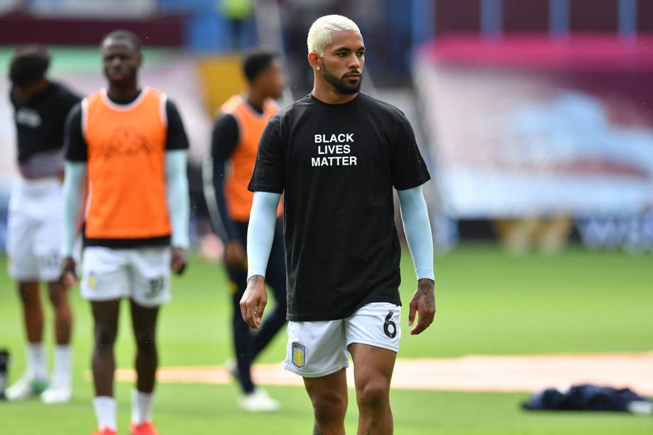O brasileiro Douglas Luiz, ex-vasco e jogador do Aston Villa vestindo uma camiseta do movimento 'Black Lives Matter'