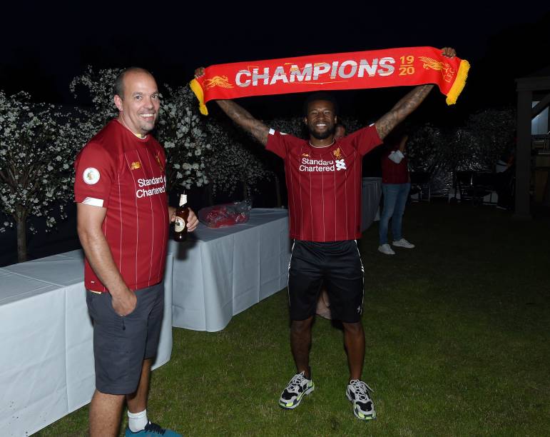 Georginio Wijnaldum comemorando o título da Premier League com companheiros de equipe