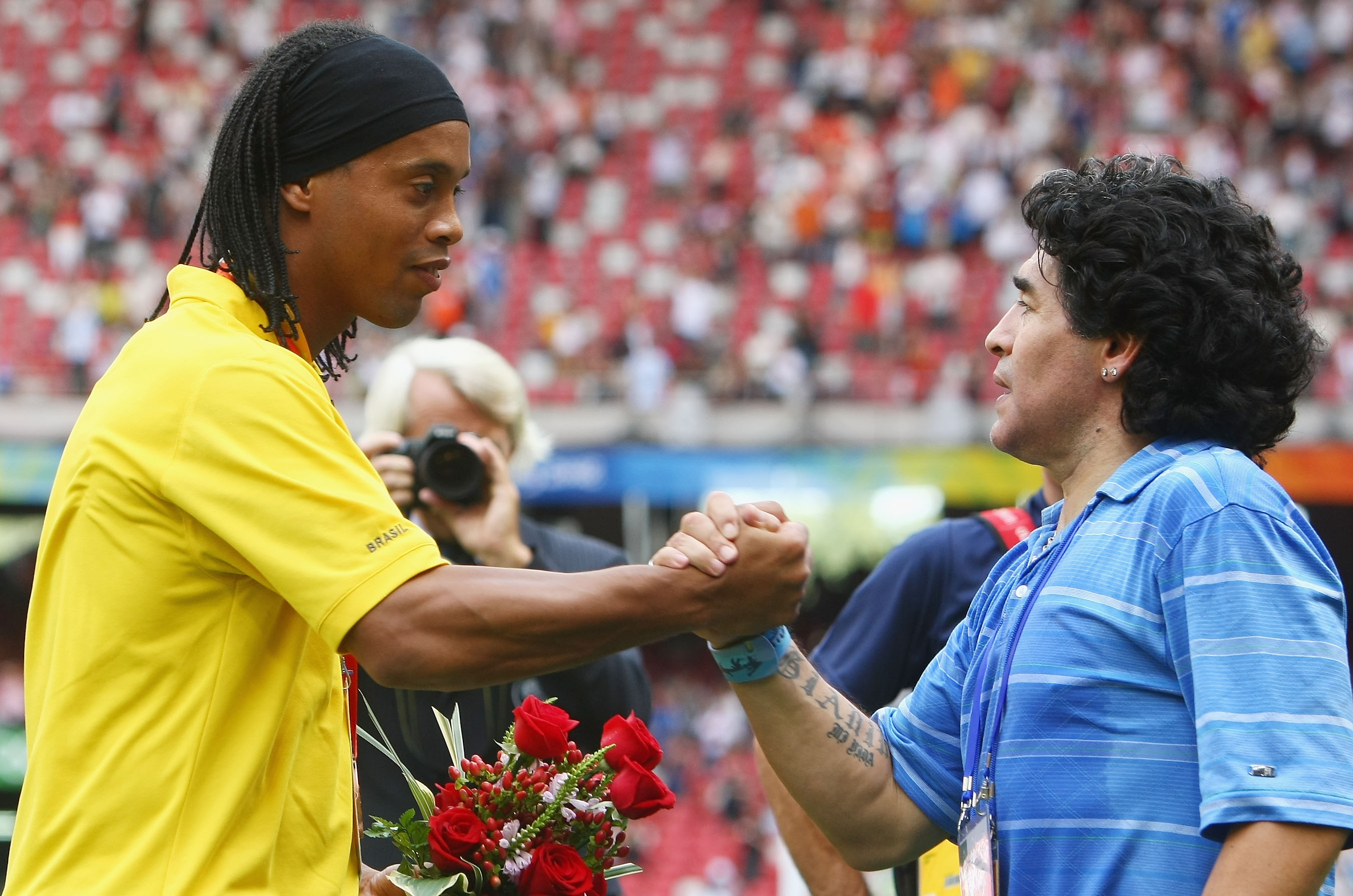 Ronaldinho e Diego Maradona durante a premiação dos Jogos Olímpicos de Pequim-2008