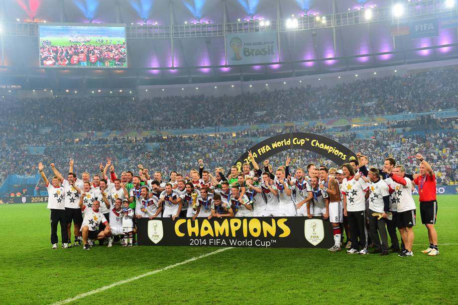 Jogadores da Alemanha comemorando o título de campeão após vencer a  Argentina pela final da Copa do Mundo de 2014