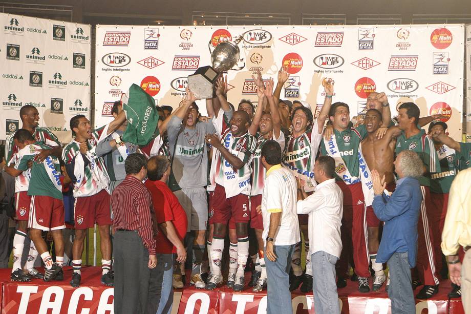 Jogadores do Fluminense comemorando o títuto do Campeonato Carioca em partida realizada contra o Flamengo, em 2005