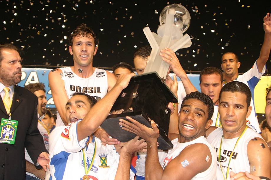 Jogadores do Santo André erguendo o troféu de campeão da Copa Brasil após vitória sobre o Flamengo, em 2004