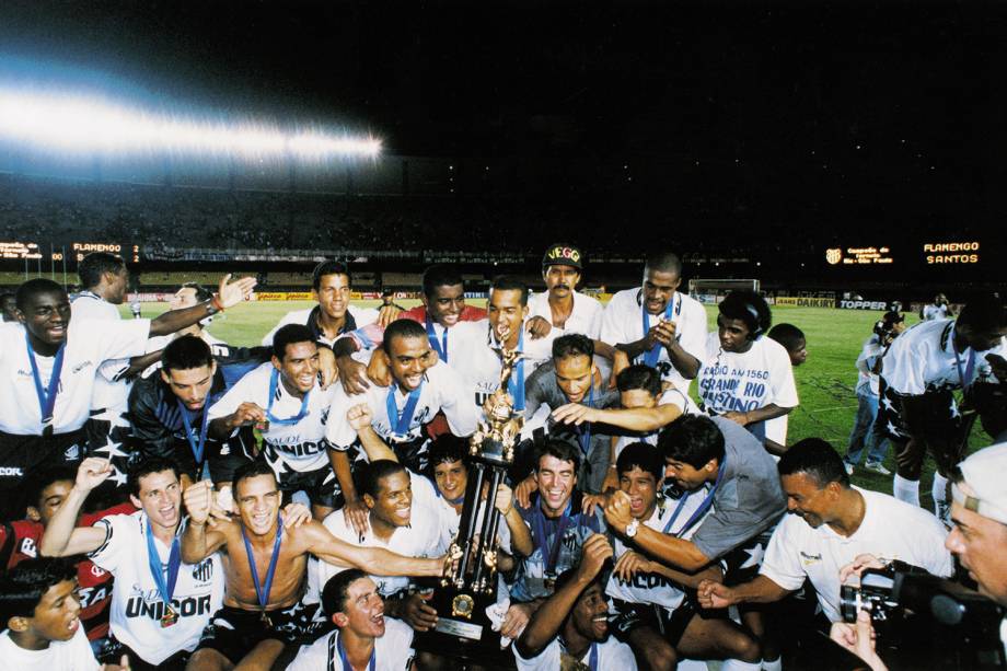 Jogadores do Santos comemorando a conquista do Torneio-Rio São Paulo, após jogo contra o Flamengo, em 1997