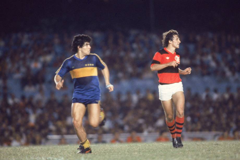 Maradona, do Boca Juniors, e Zico, do Flamengo durante amistoso em 1981