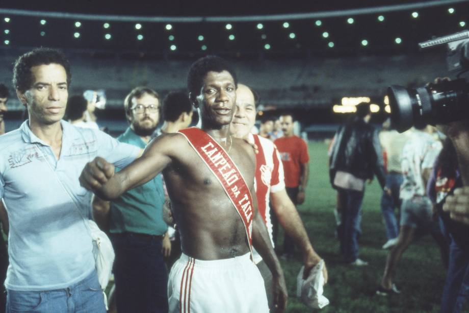 Marinho, do Bangu, com faixa de campeão da Taça Rio 87.