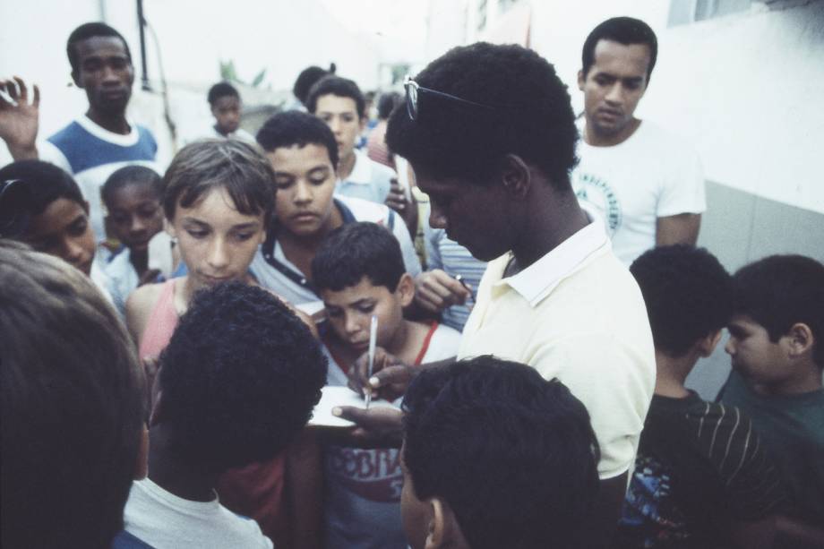 Marinho, do Bangu, dando autógrafos aos torcedores, em 1985