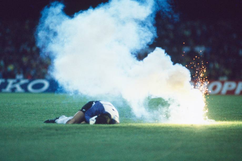 Roberto Antonio Rojas, goleiro do Chile, após ser supostamente atingido por um sinalizador, no jogo contra o Brasil, durante a eliminatória para Copa do Mundo de 1990