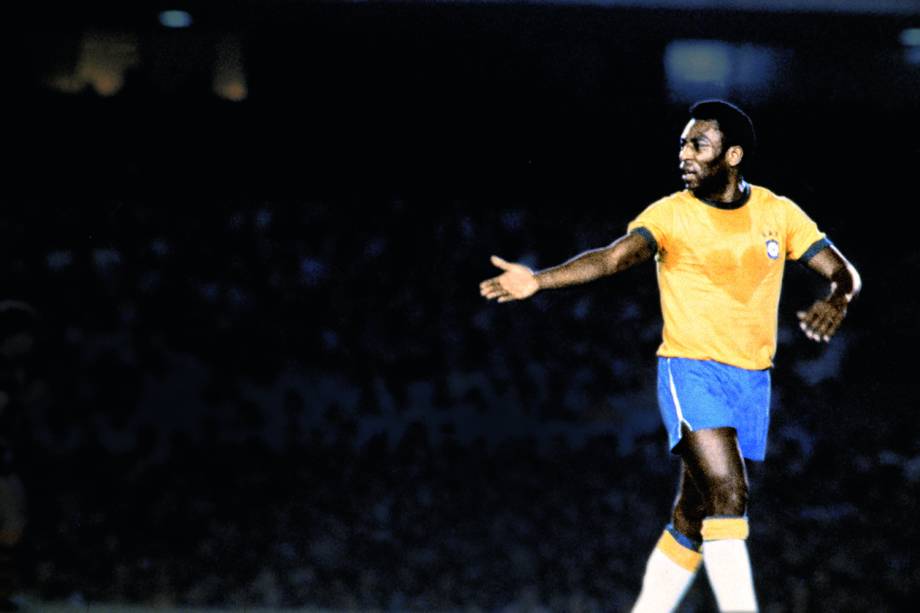 Pelé, jogador do Brasil, com marca de suor em forma de coração na camisa, durante jogo amistoso da Seleção Brasileira contra o Flamengo, em homenagem ao jogador "Geraldo Assoviador", que faleceu durante uma cirurgia de amígdalas, em 1976