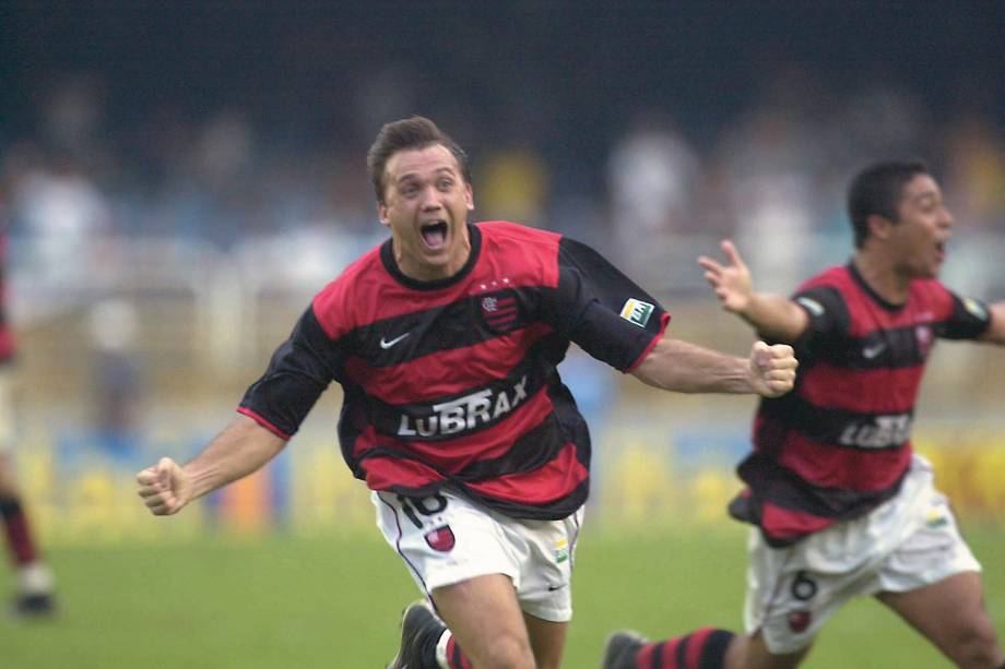 Petkovic e Cássio, do Flamengo, comemorando um gol contra o Vasco que garantiu o título do Campeonato Carioca de 2001