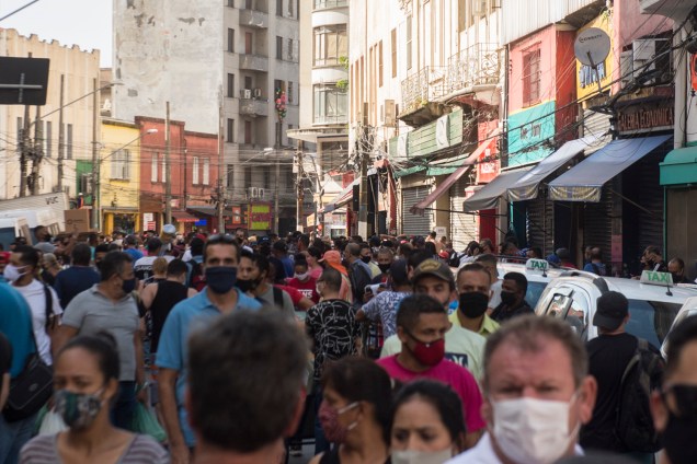Movimentação da região da 25 de Março no centro de São Paulo após a reabertura do comércio na cidade