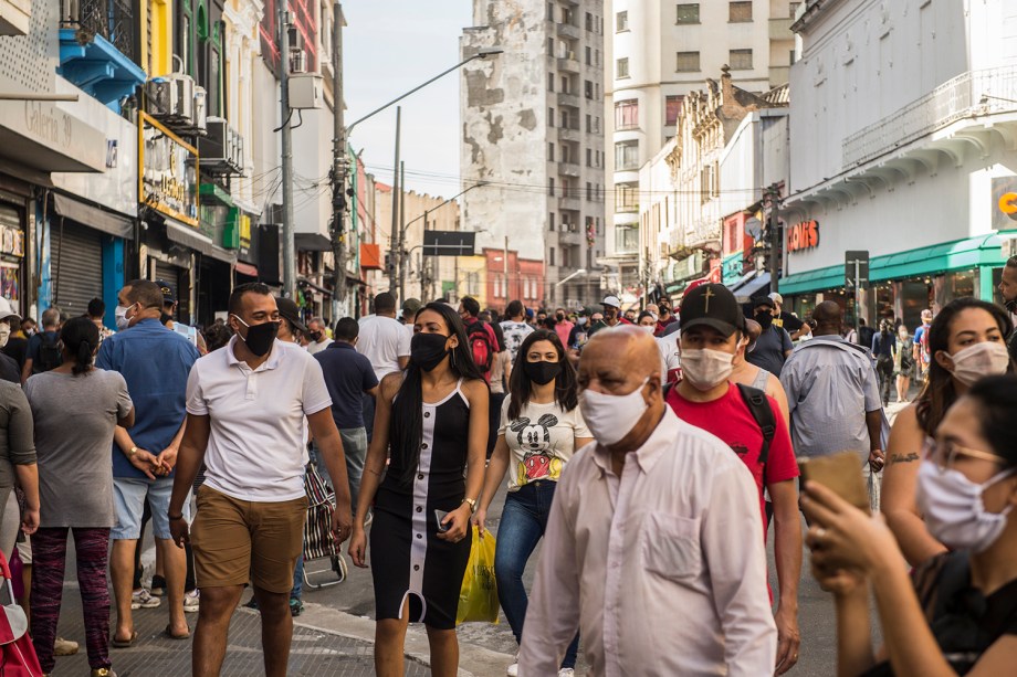 Movimentação da região da 25 de Março no centro de São Paulo após a reabertura do comércio na cidade