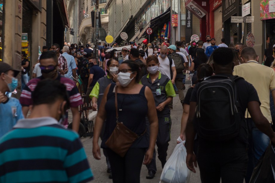 Movimentação da região da 25 de Março no centro de São Paulo após a reabertura do comércio na cidade