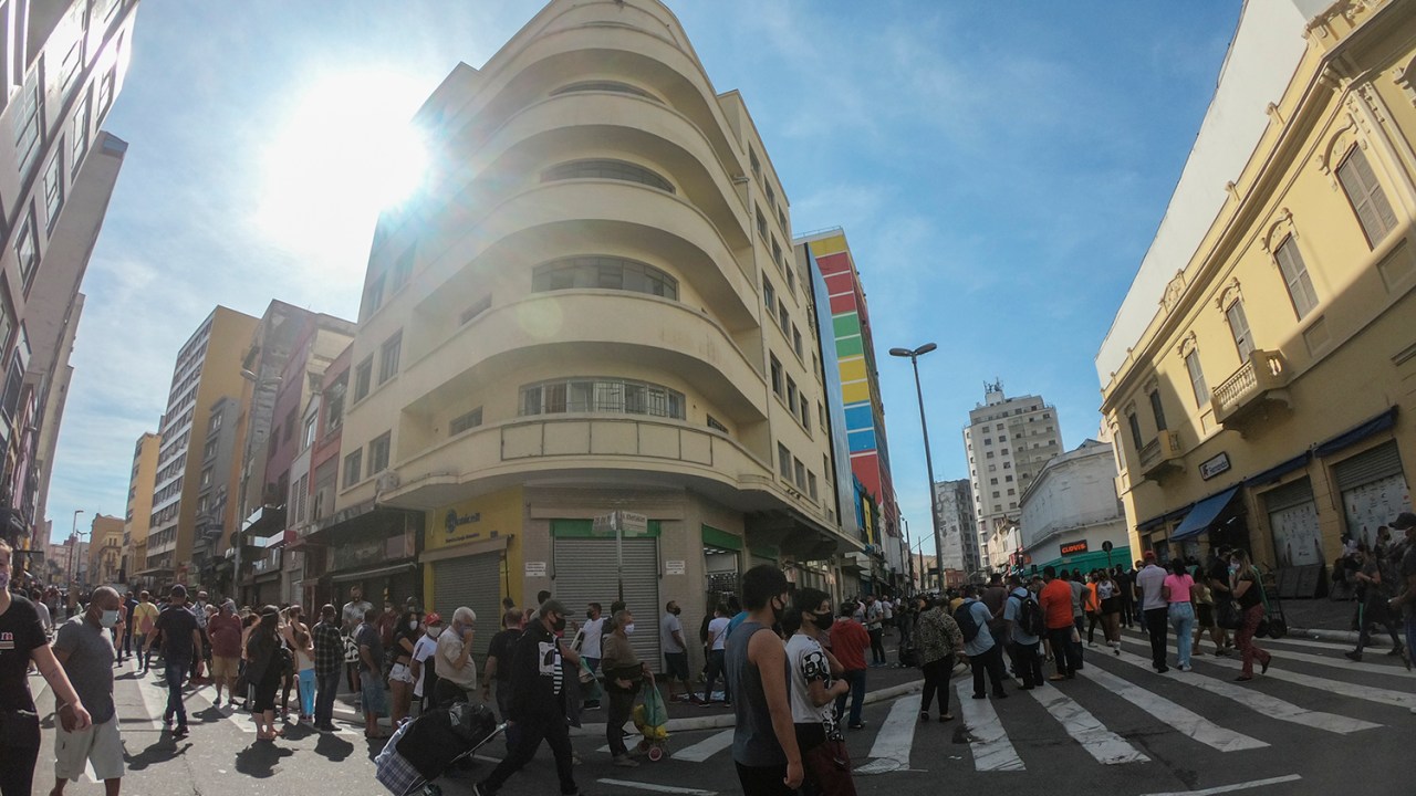 Movimentação da região da 25 de Março no centro de São Paulo após a reabertura do comércio na cidade
