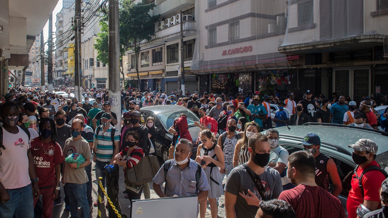 Movimentação da região da 25 de Março no centro de São Paulo durante a pandemia.