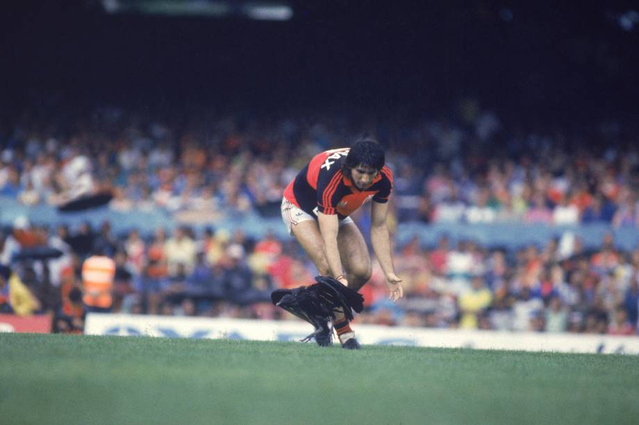 Renato Gaúcho, do Flamengo, tirando um urubu do gramado, na finalíssima da Copa União contra o Internacional, em 1987