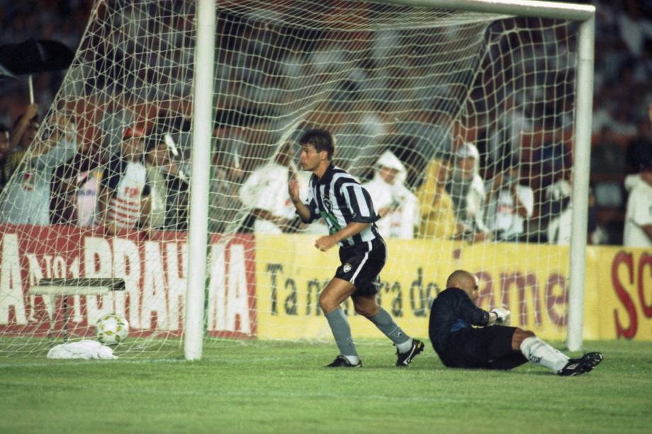 Túlio, do Botafogo comemorando gol contra o Santos, no primeiro jogo da final do Campeonato Brasileiro, em 1995