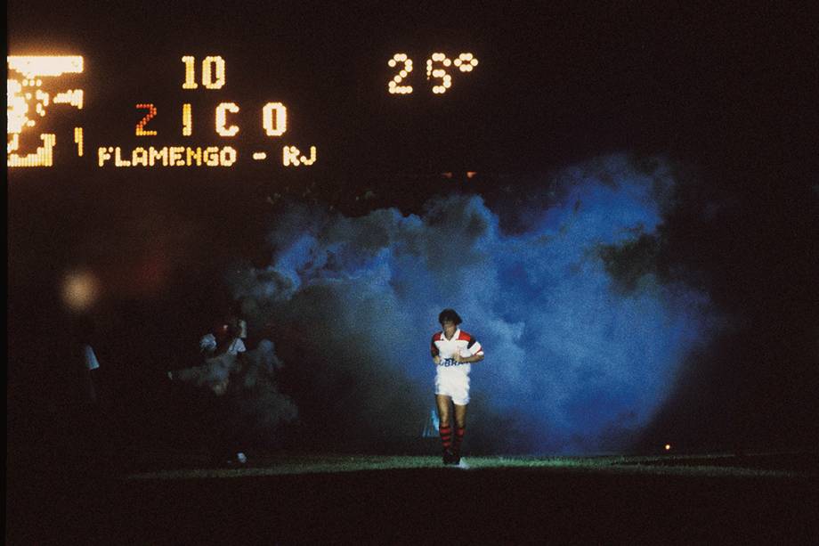 Zico, do Flamengo, o maior artilheiro da história do Maracanã com 333 gols