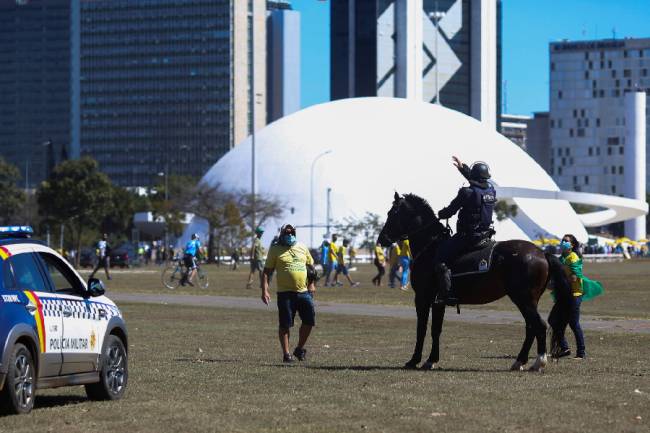Atos pró e contra Bolsonaro em Brasília Atos pró e contra Bolsonaro em Brasília