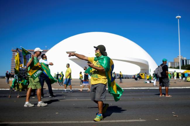Atos pró e contra Bolsonaro em Brasília Atos pró e contra Bolsonaro em Brasília