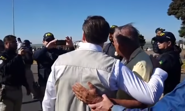 bolsonaro – segurança retira braço