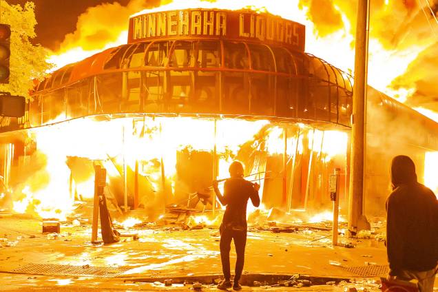 Manifestantes incendiaram uma loja durante protestos pela morte de George Floyd, em Minneapolis - 28/05/2020 Manifestantes incendiaram uma loja durante protestos pela morte de George Floyd, em Minneapolis - 28/05/2020