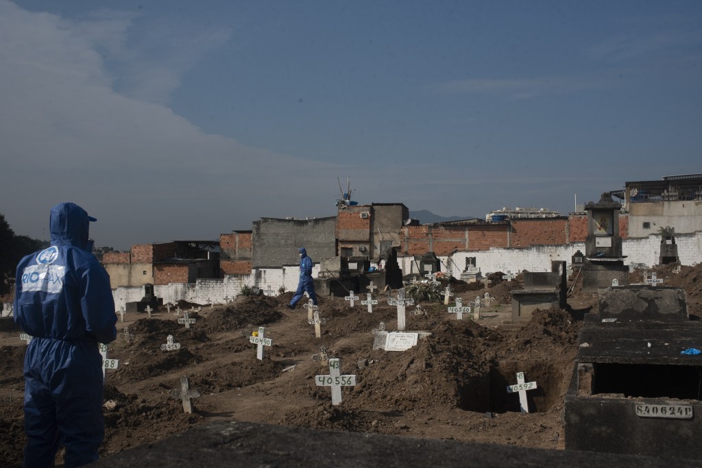 Túmulos de vítimas da pandemia de coronavírus no cemitério do bairro de Inhaúma, no Rio de Janeiro