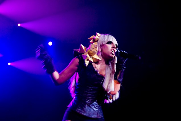 Lady Gaga em performance no palco durante o Q102 Jingle Ball, em Camden, Nova Jersey, em 2008