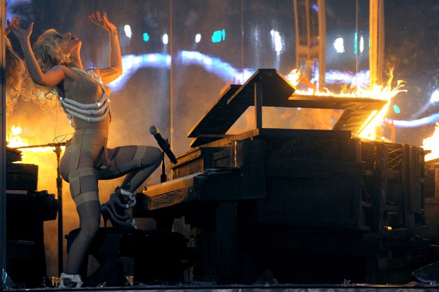 Lady Gaga tocando em um piano em chamas durante American Music Awards, em 2009