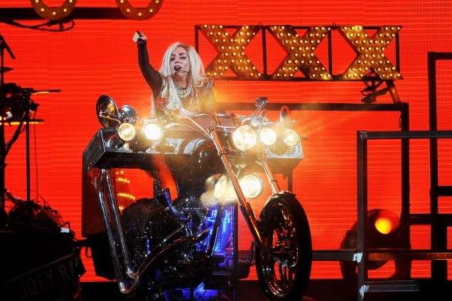 A cantora se apresenta no palco do iHeartRadio Music Festival, realizado em 2011