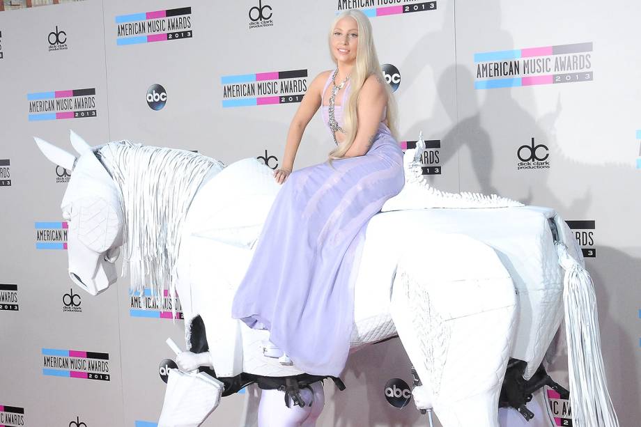 A cantora Lady Gaga em sua chegada ao American Music Awards, na Califórnia, em 2013