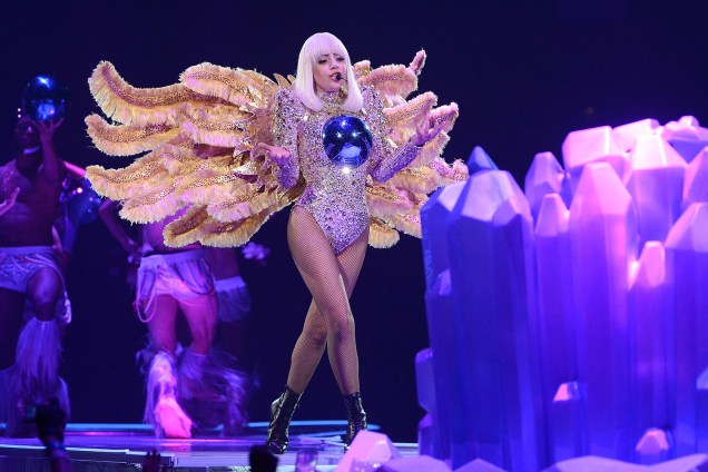 Lady Gaga no palco durante a abertura de sua turnê "The ARTPOP Ball" na Flórida, em 2014