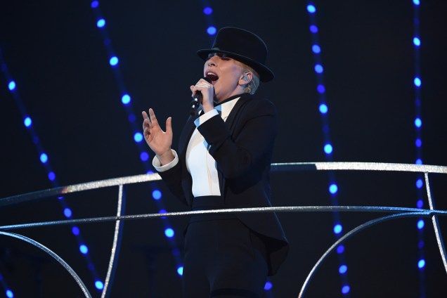 Lady Gaga cantando Frank Sinatra em evento que homenageou os 100 anos do cantor, em 2015