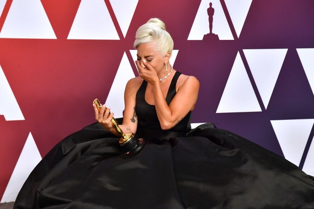 Lady Gaga posa com o Oscar de Melhor Canção Original por "Shallow", em 2019