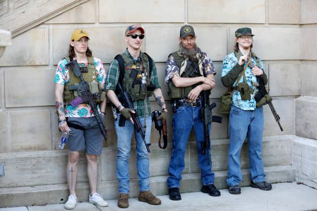 Camisas havaianas de estampa floral, colete à prova de balas e fuzis de assalto: assim os membros do boogaloo se identificam entre si - 20/05/2020