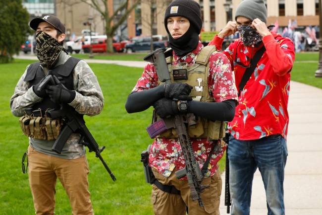 Manifestantes armados pedem pela reabertura do comércio em abril, no 'Protesto Patriota dos Americanos', após restrições contra a propagação do coronavírus no Michigan - 30/04/2020