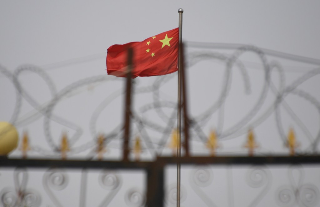 Bandeira da China em conjunto habitacional em Xinjiang - 04/06/2019