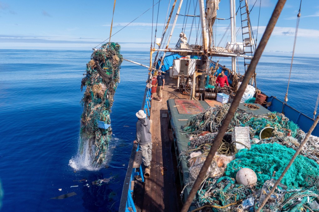 Expedição encontra sacos de lixo em primeira visita ao fundo do mar