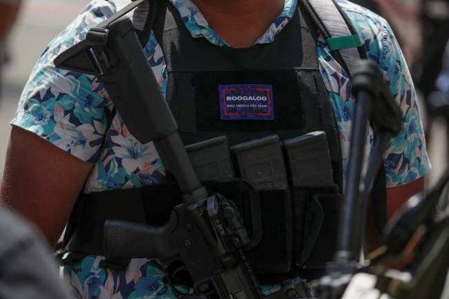 Manifestante armado com um distintivo do movimento boogaloo participa de protesto pelo direito do porte de armas em Richmond, Virgínia - 04/07/2020