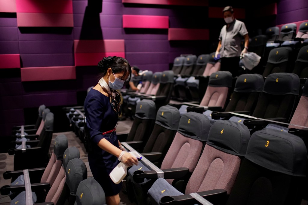 Funcionários limpam sala de cinema em Xangai no primeiro dia de reabertura na China - 20/07/2020