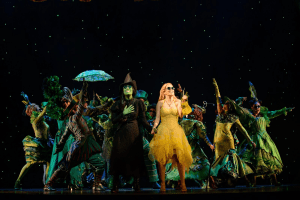 Myra Ruiz e Fabi Bang no musical Wicked