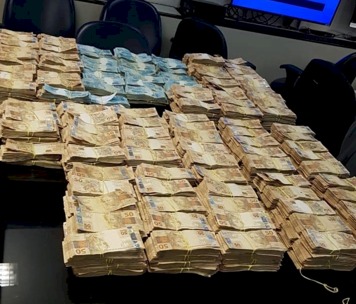 Dinheiro encontrado na casa do ex-secretário estadual da Saúde do Rio de Janeiro Edmar Santos