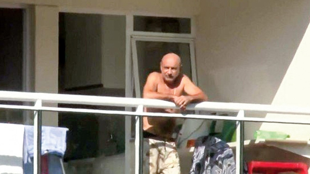 Fabricio Queiroz, ex-assessor de Flávio Bolsonaro, na varanda de seu apartamento