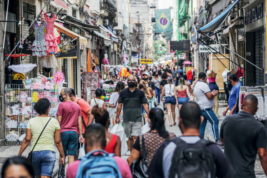 COMÉRCIO - No Rio, resultados esperançosos lotaram as ruas do centro: a pressa em sair.