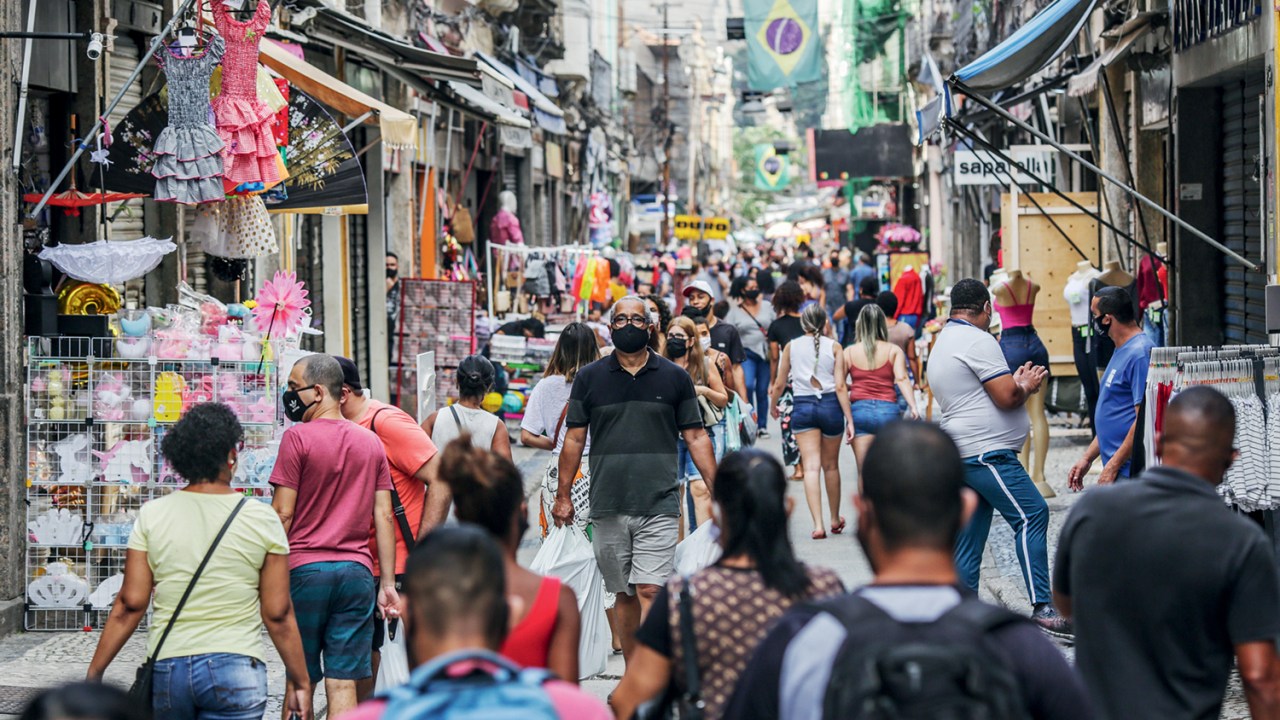 COMÉRCIO - No Rio, resultados esperançosos lotaram as ruas do centro: a pressa em sair.