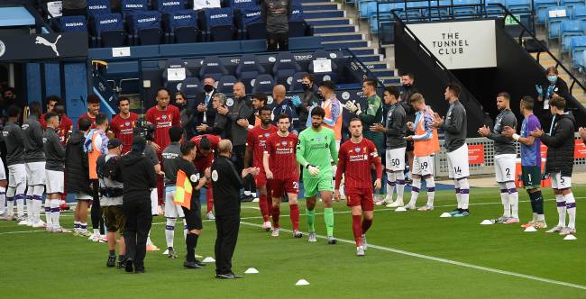 Guarda de honra: campeões do Liverpool foram recebidos com aplausos pelo City