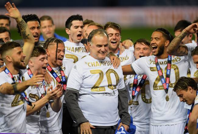 Marcelo Bielsa (ao centro) festeja com atletas o título do Leeds United