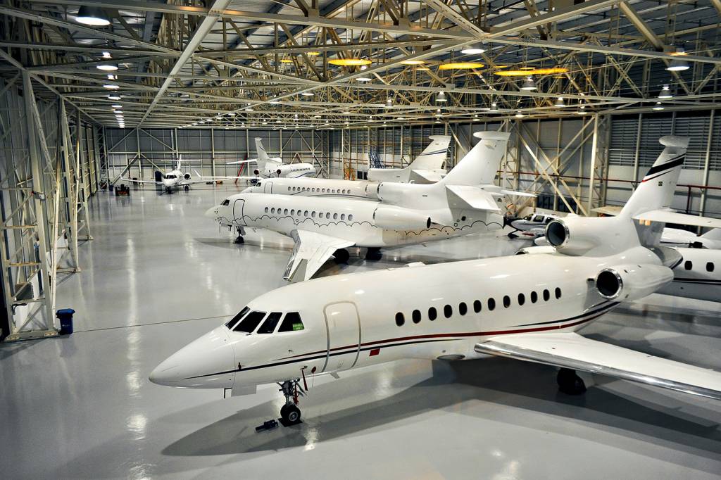 LUXO - Hangar de jatos privados: o 1% mais rico do país detém quase um terço da renda nacional.