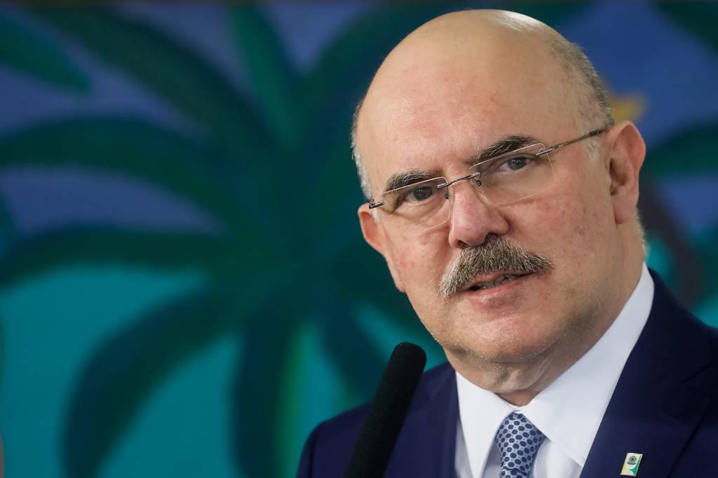 MEC atesta fracasso, mas culpa prefeitos e governadores