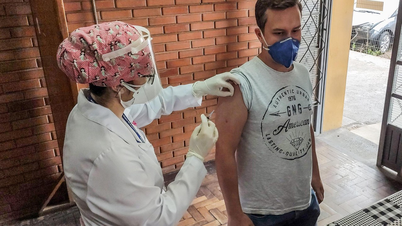 Ação de vacinação contra a gripe, em Porto Alegre