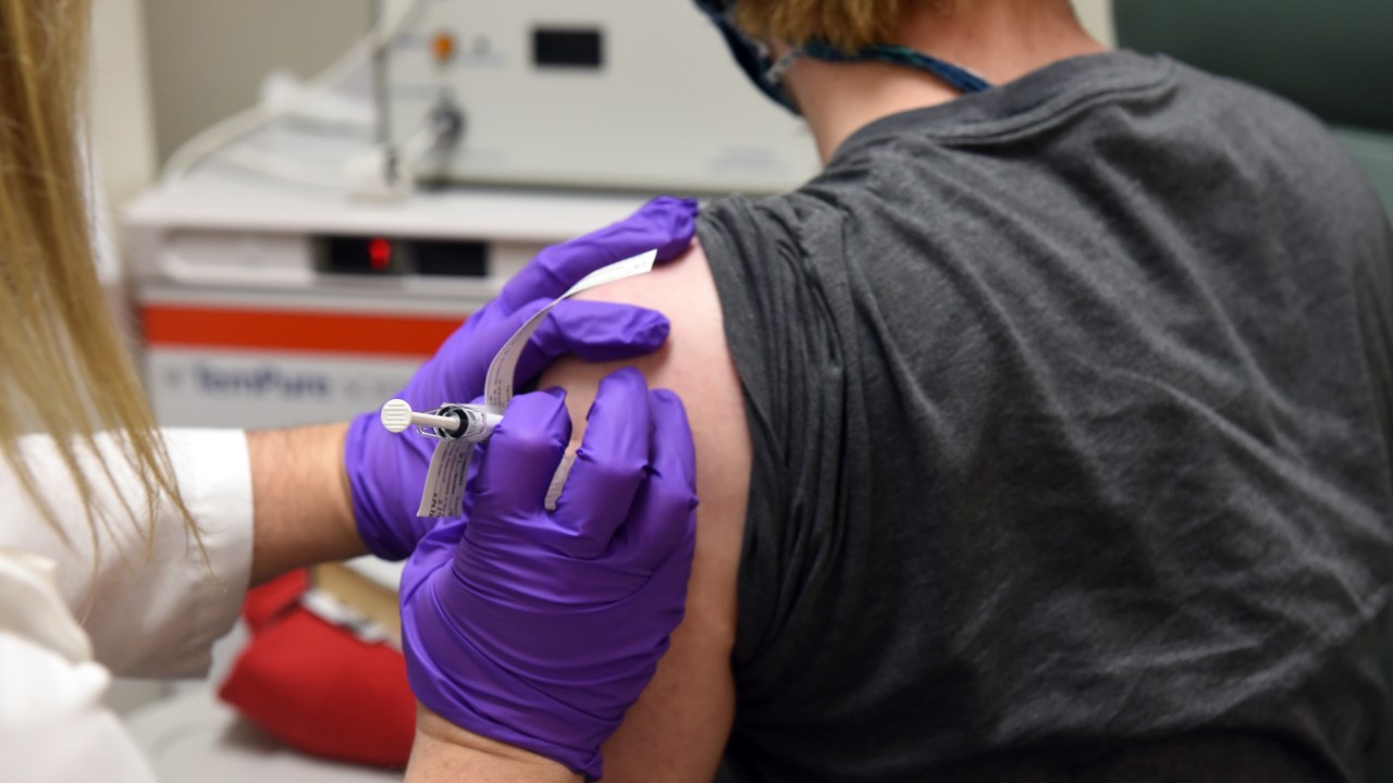 Vacina da Pfizer é aplicada no primeiro voluntário americano do estudo clínico fase 1/2 na Universidade de Maryland.